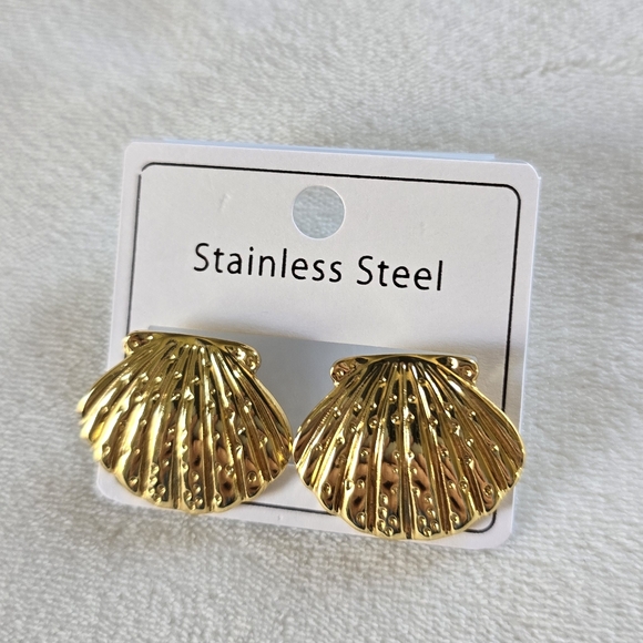 Oceanus Jewelry - Oceanus▪️Gold Shell Stud Earrings